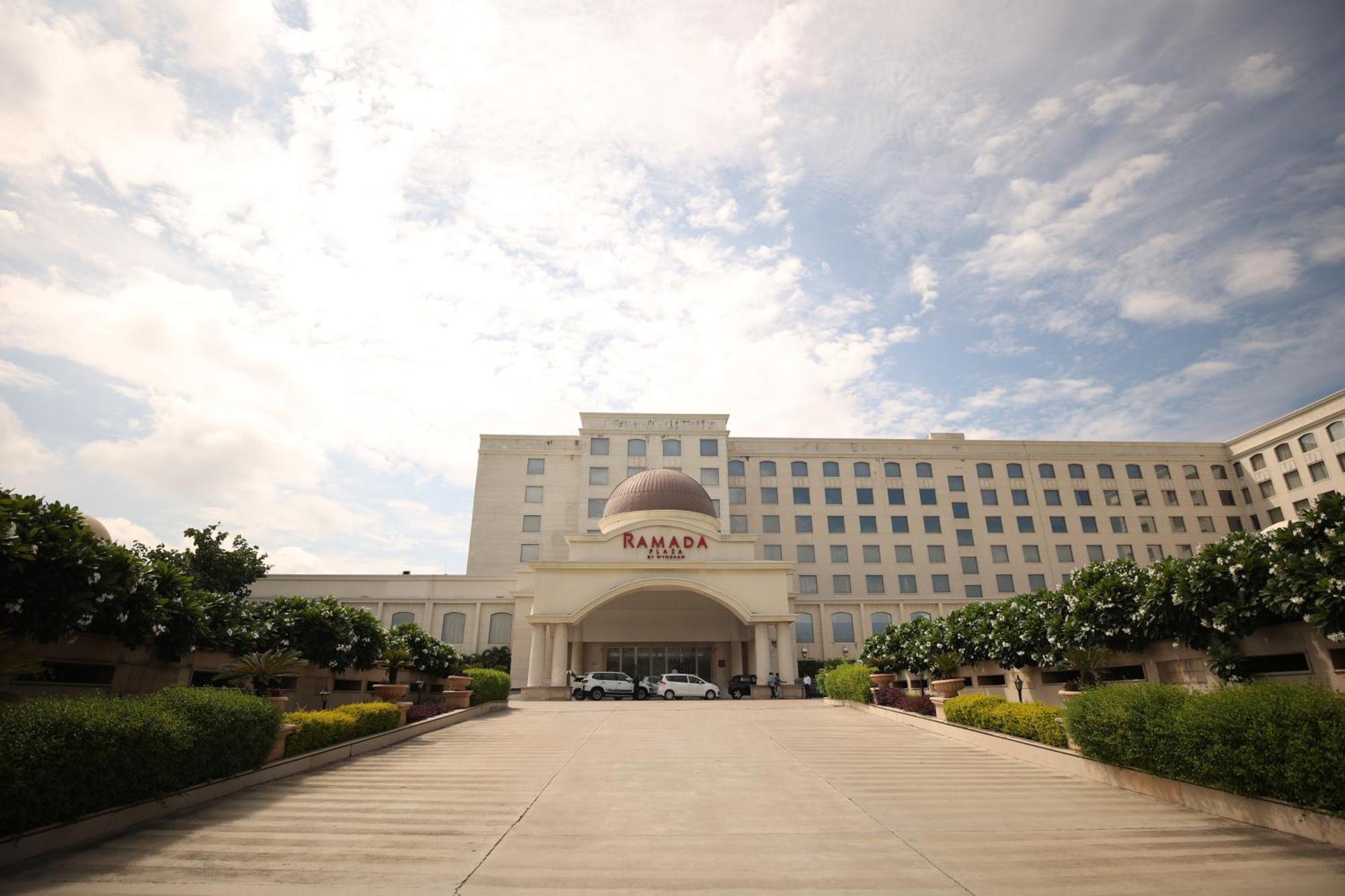 Hotel Ramada Plaza By Wyndham Lucknow Exterior foto