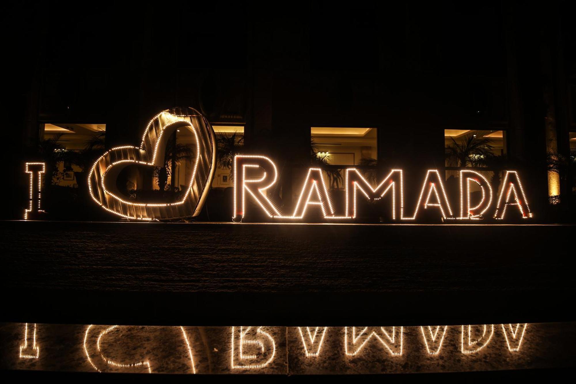 Hotel Ramada Plaza By Wyndham Lucknow Exterior foto