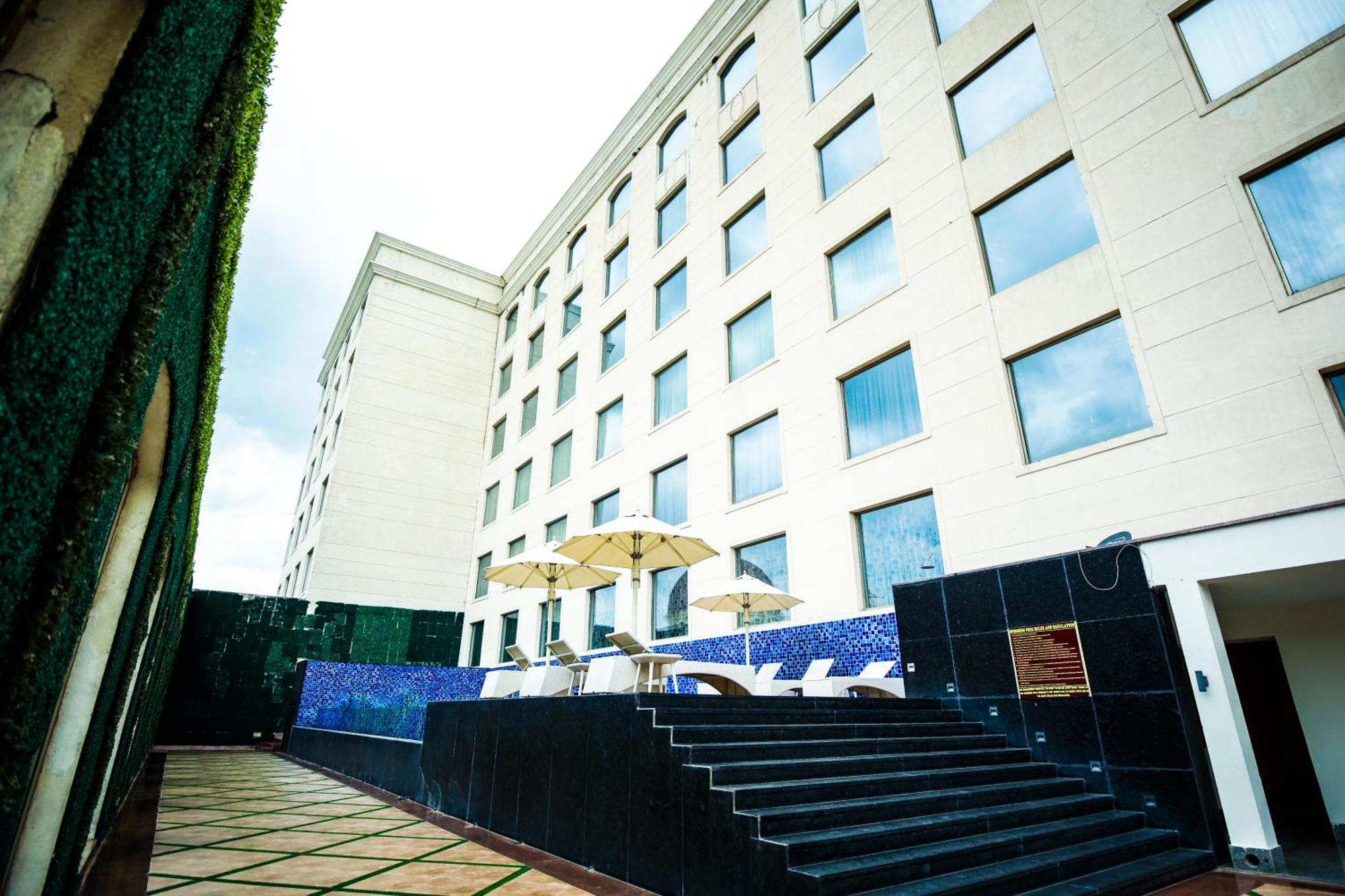 Hotel Ramada Plaza By Wyndham Lucknow Exterior foto