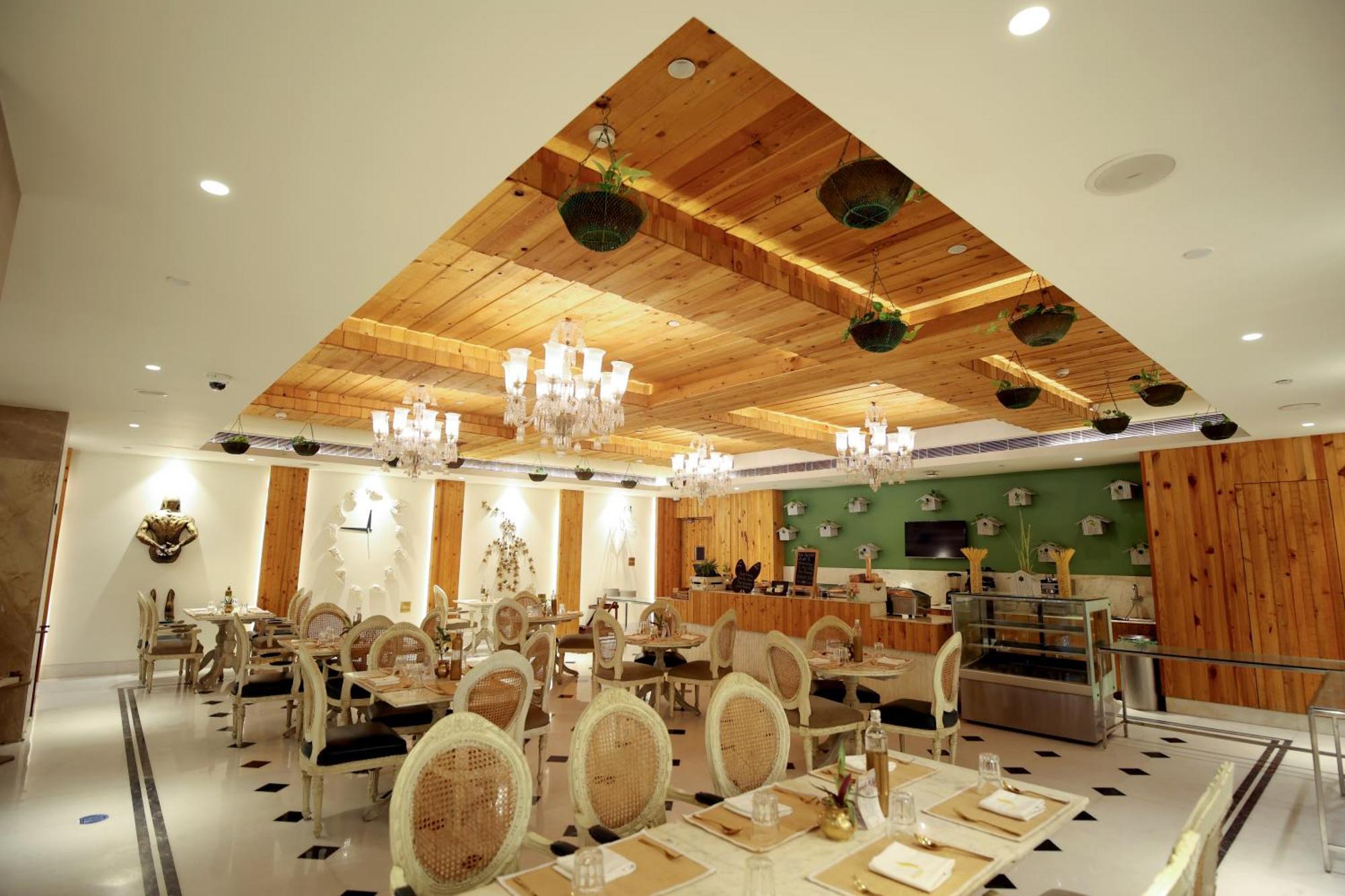 Hotel Ramada Plaza By Wyndham Lucknow Exterior foto