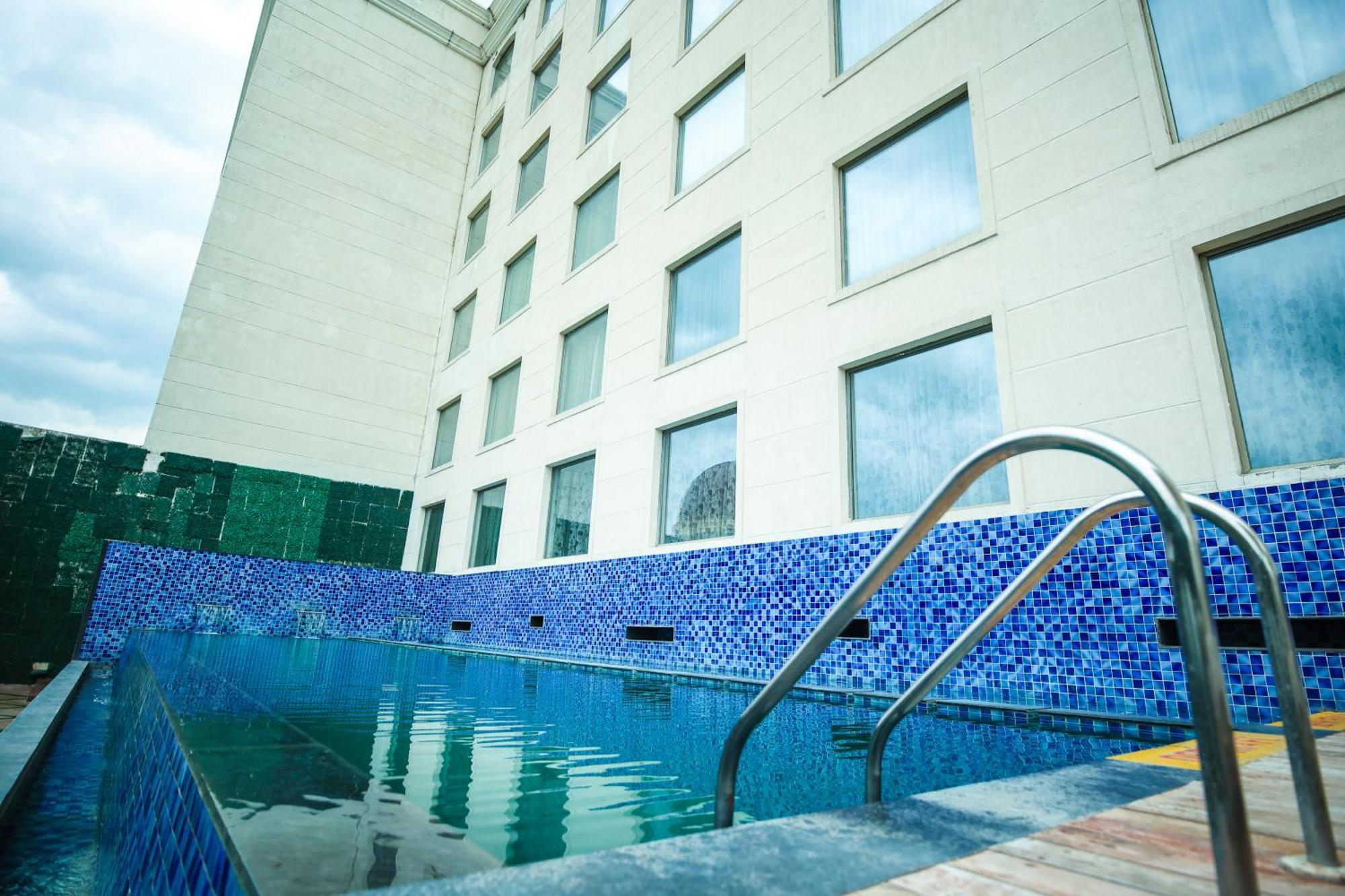 Hotel Ramada Plaza By Wyndham Lucknow Exterior foto