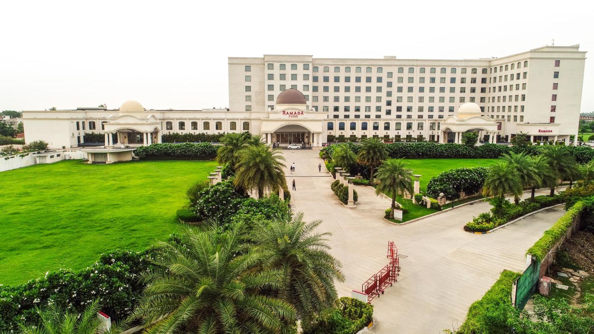 Hotel Ramada Plaza By Wyndham Lucknow Exterior foto