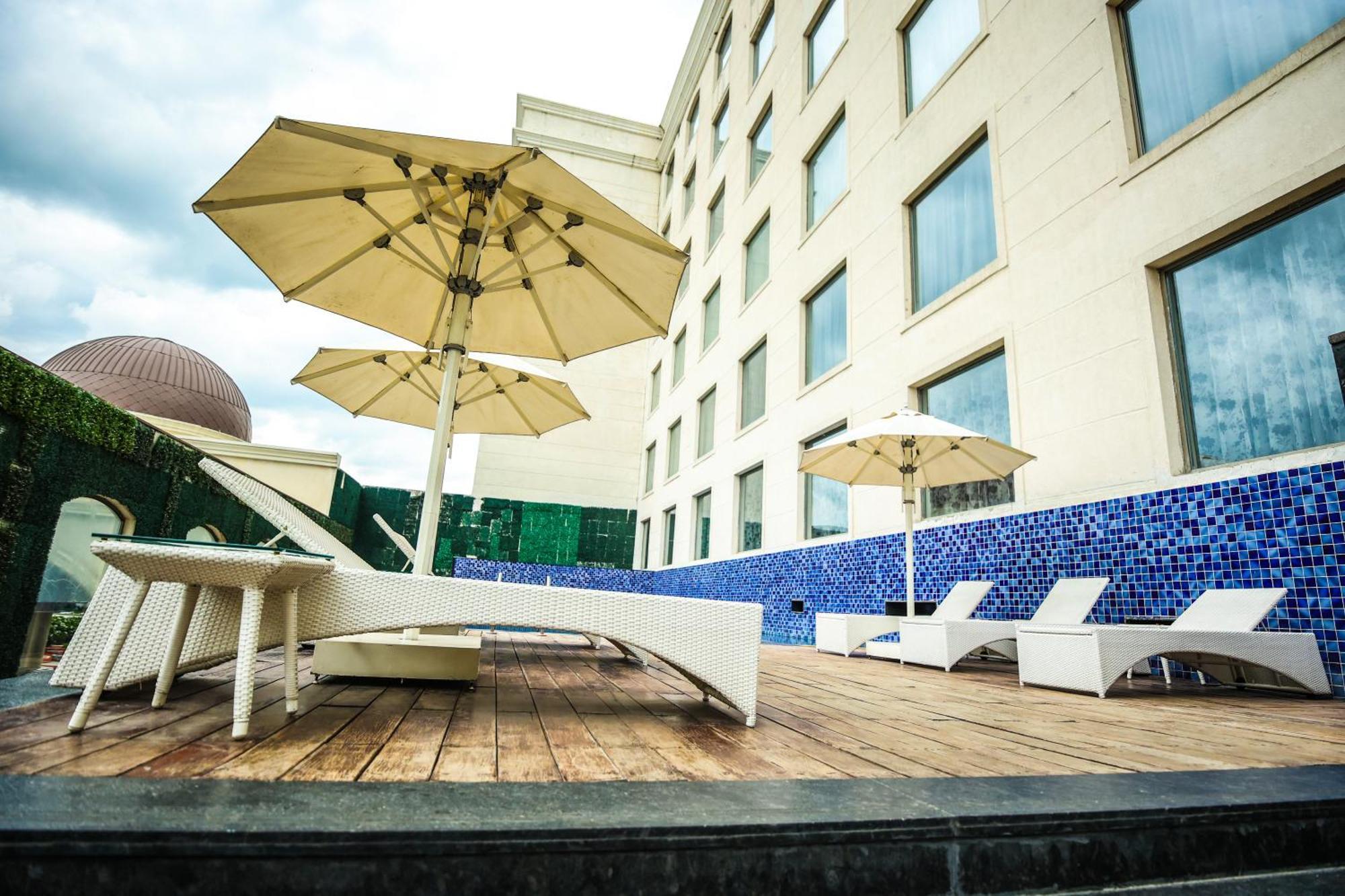 Hotel Ramada Plaza By Wyndham Lucknow Exterior foto