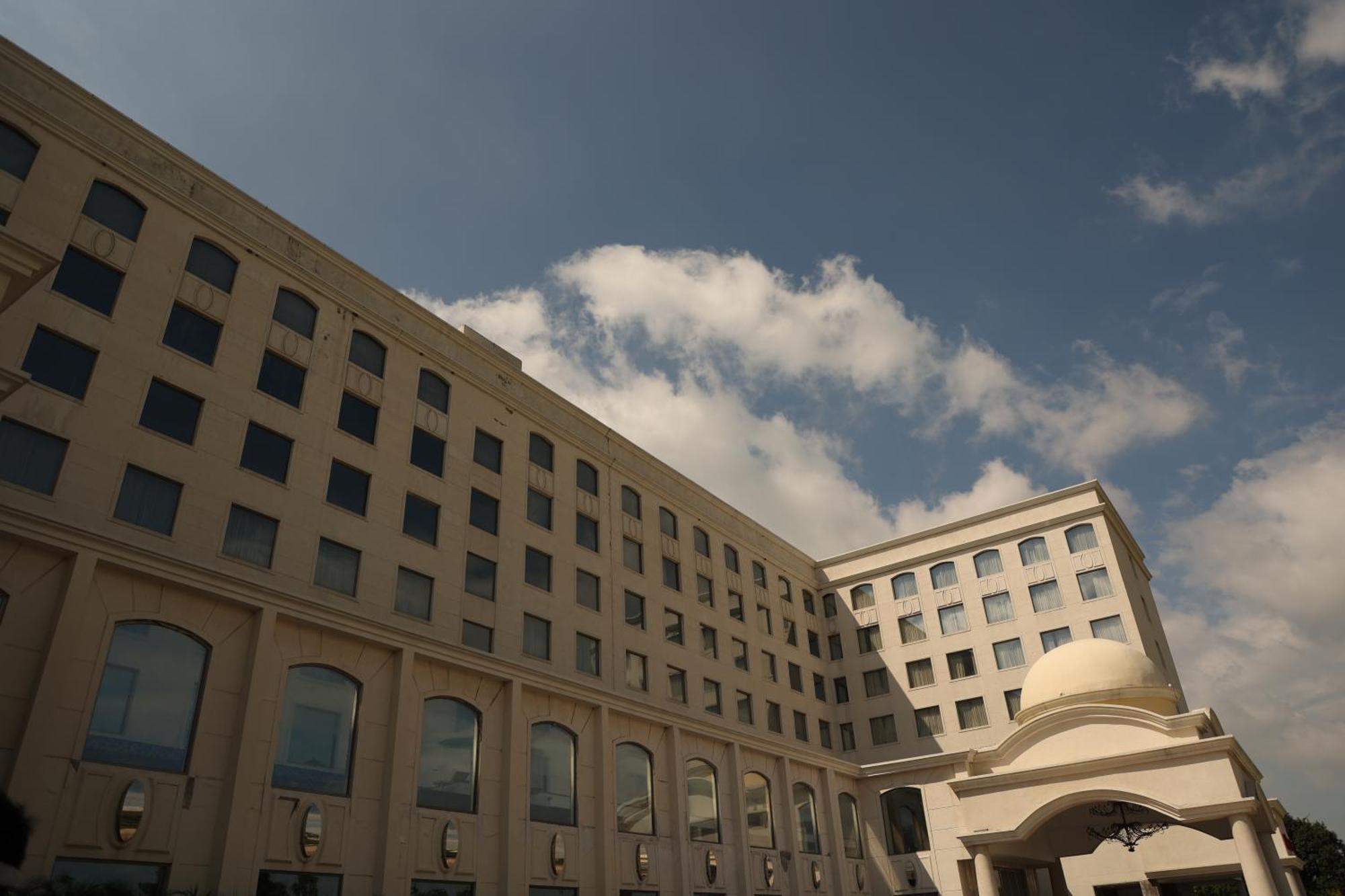 Hotel Ramada Plaza By Wyndham Lucknow Exterior foto