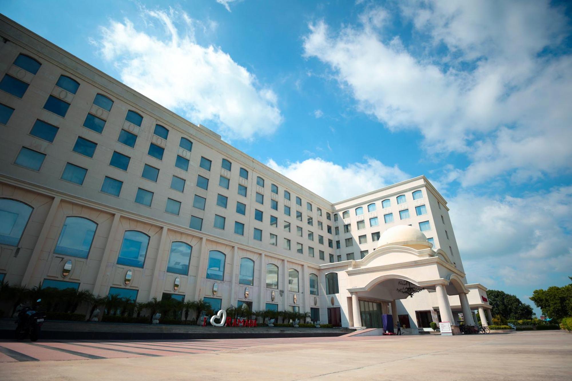 Hotel Ramada Plaza By Wyndham Lucknow Exterior foto