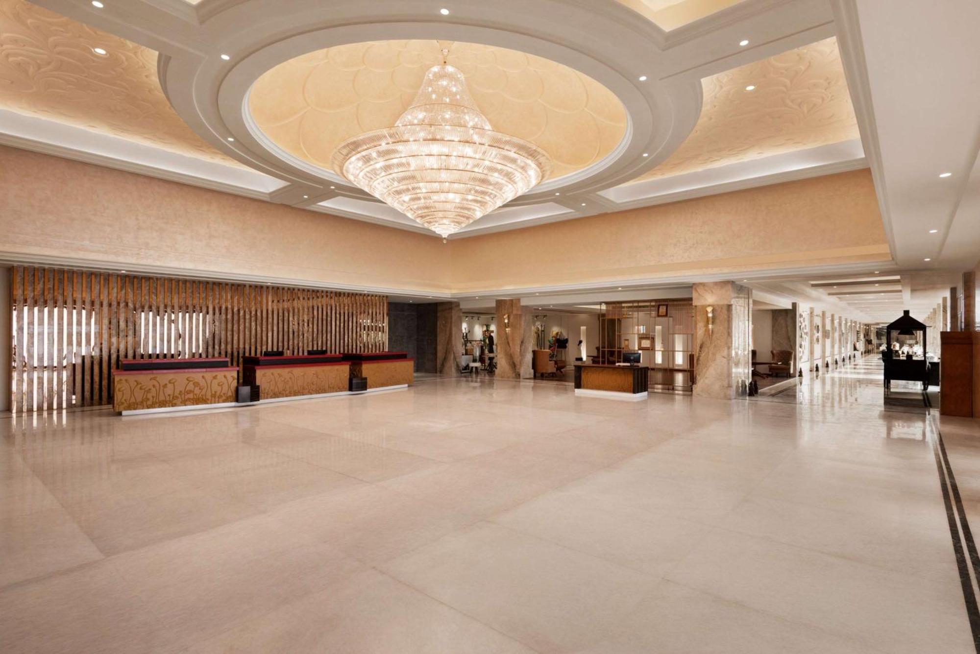 Hotel Ramada Plaza By Wyndham Lucknow Exterior foto