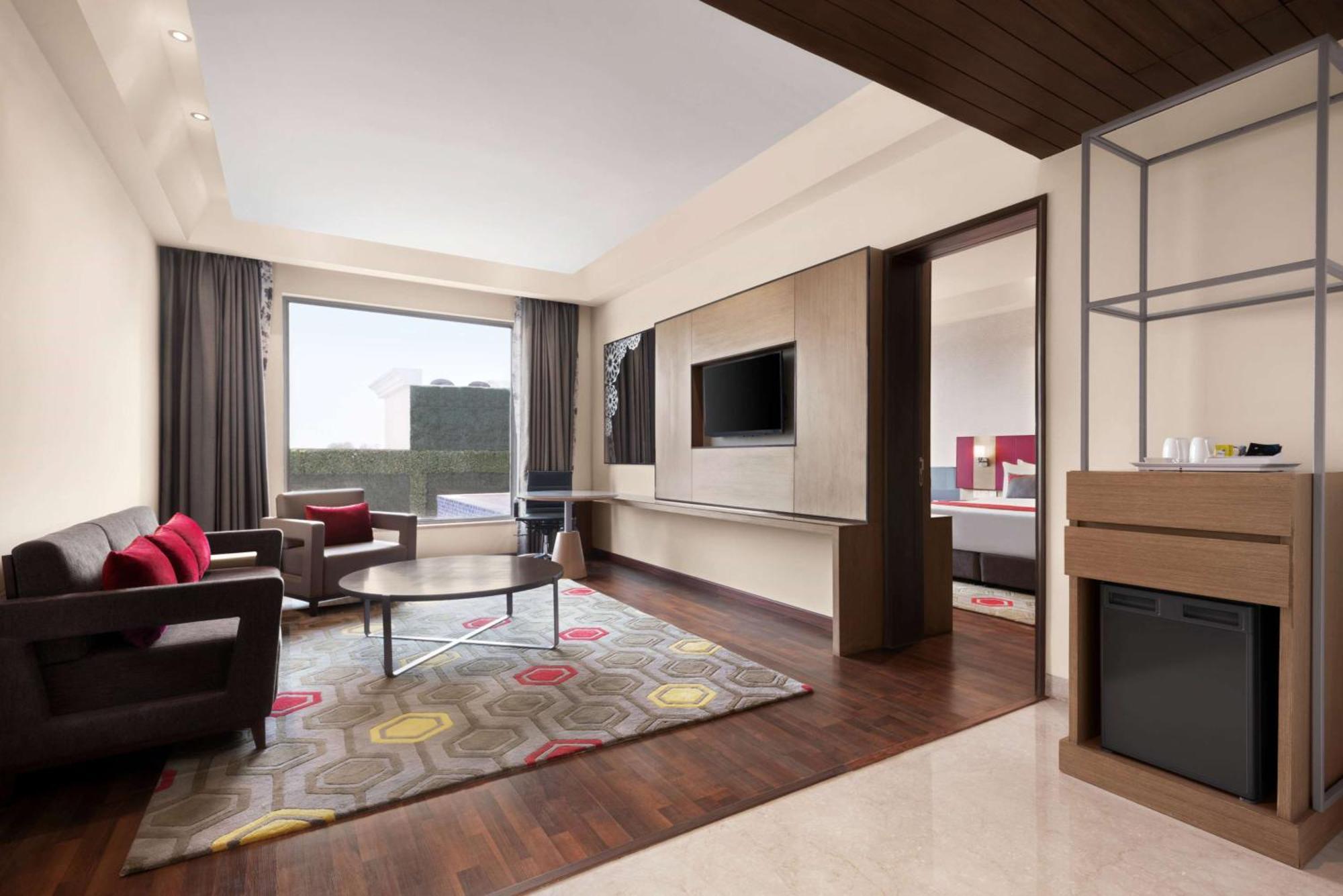 Hotel Ramada Plaza By Wyndham Lucknow Exterior foto