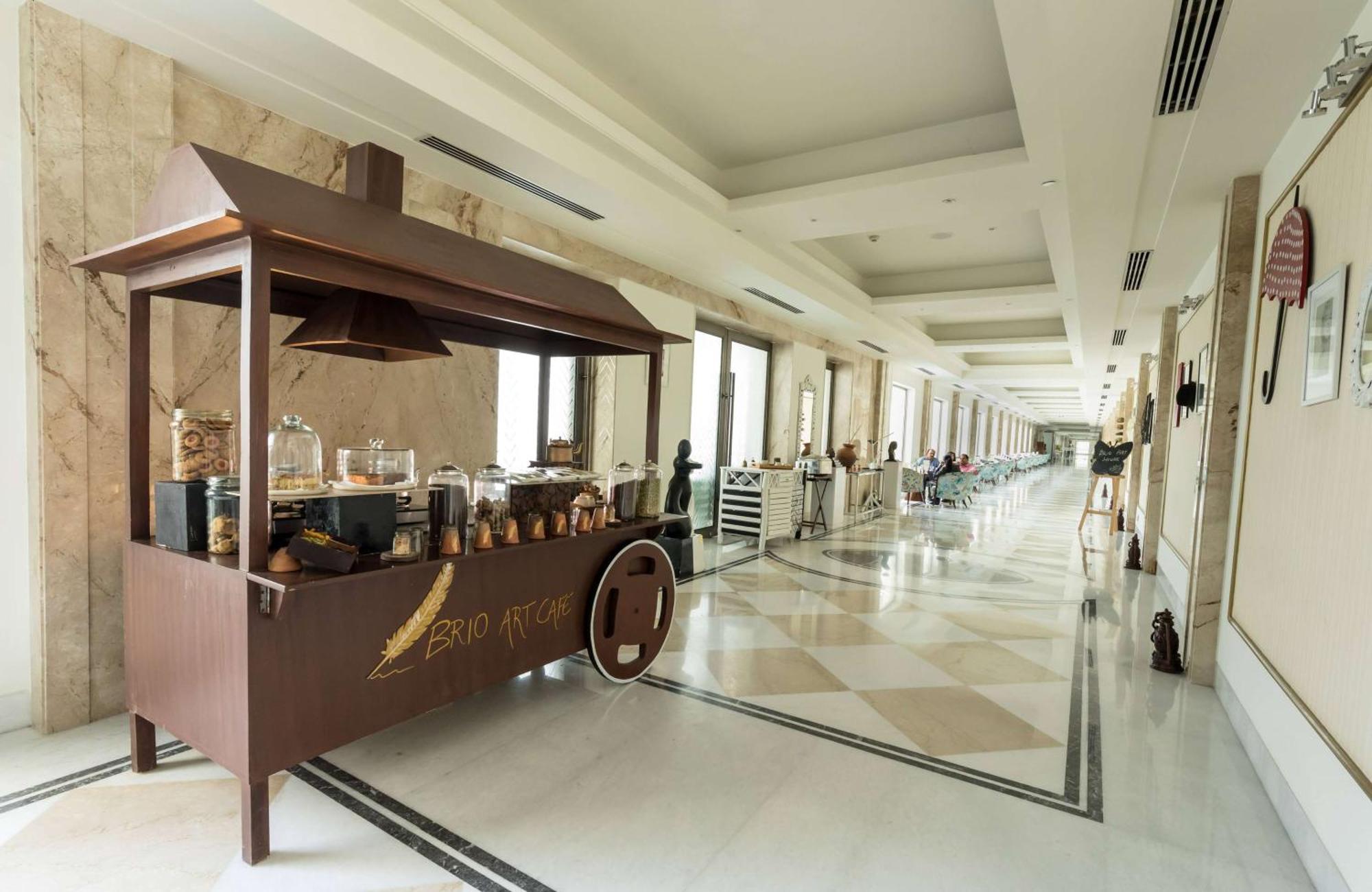 Hotel Ramada Plaza By Wyndham Lucknow Exterior foto
