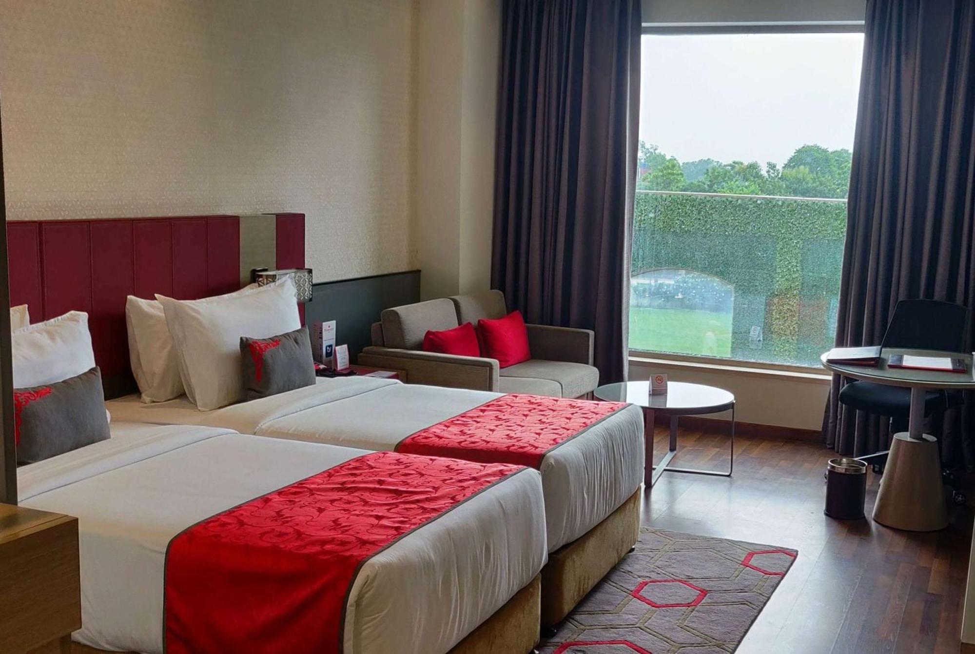 Hotel Ramada Plaza By Wyndham Lucknow Exterior foto