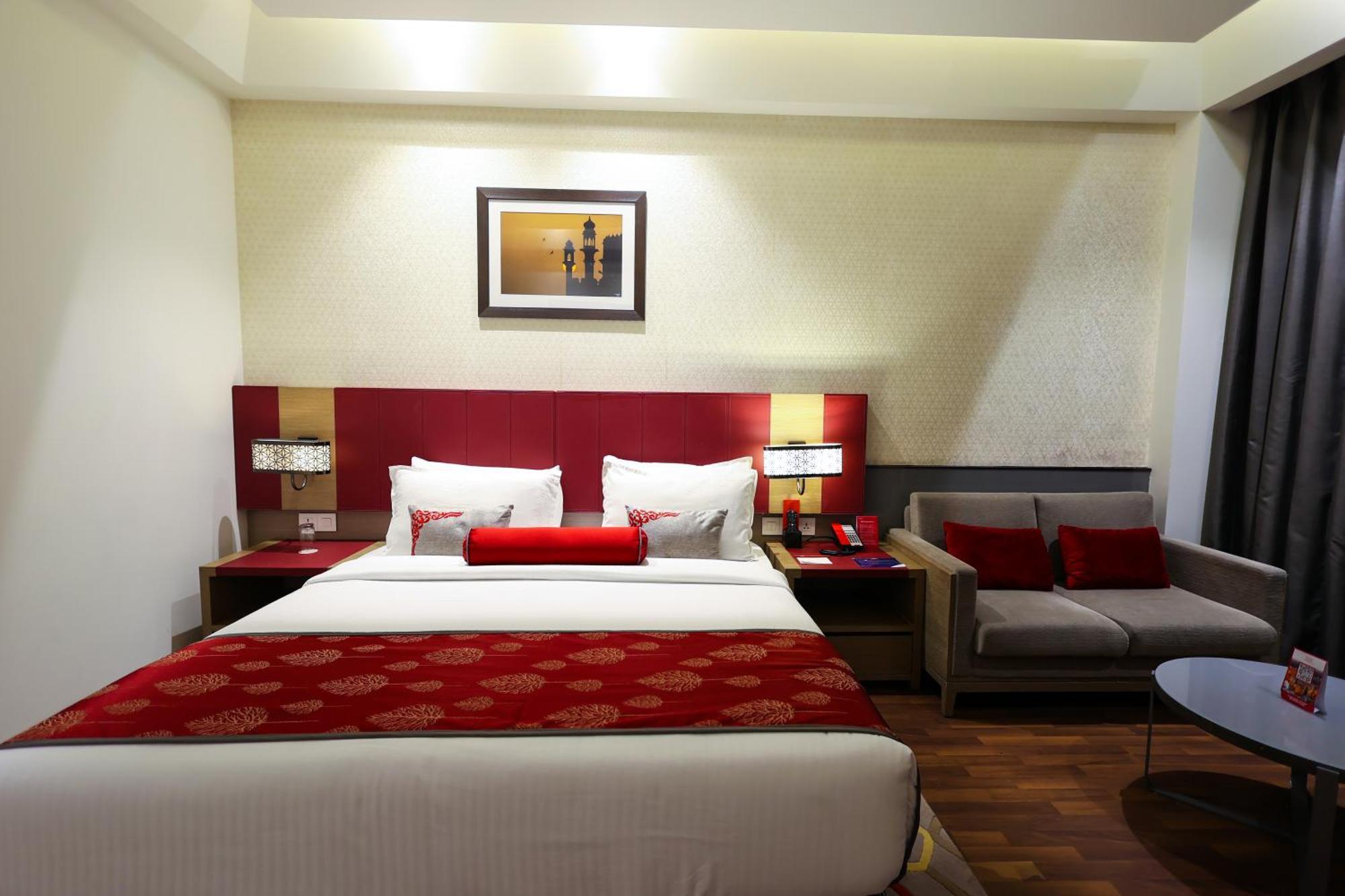 Hotel Ramada Plaza By Wyndham Lucknow Exterior foto