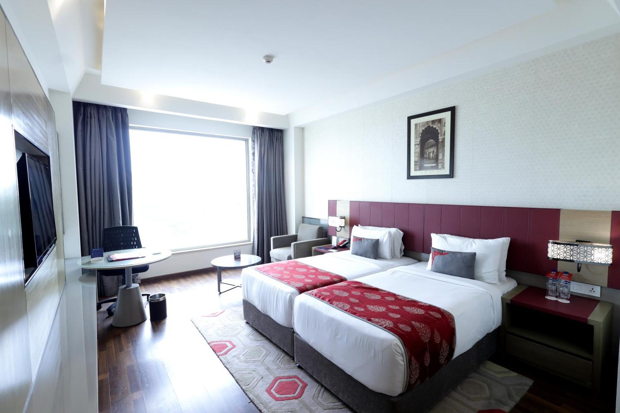 Hotel Ramada Plaza By Wyndham Lucknow Exterior foto