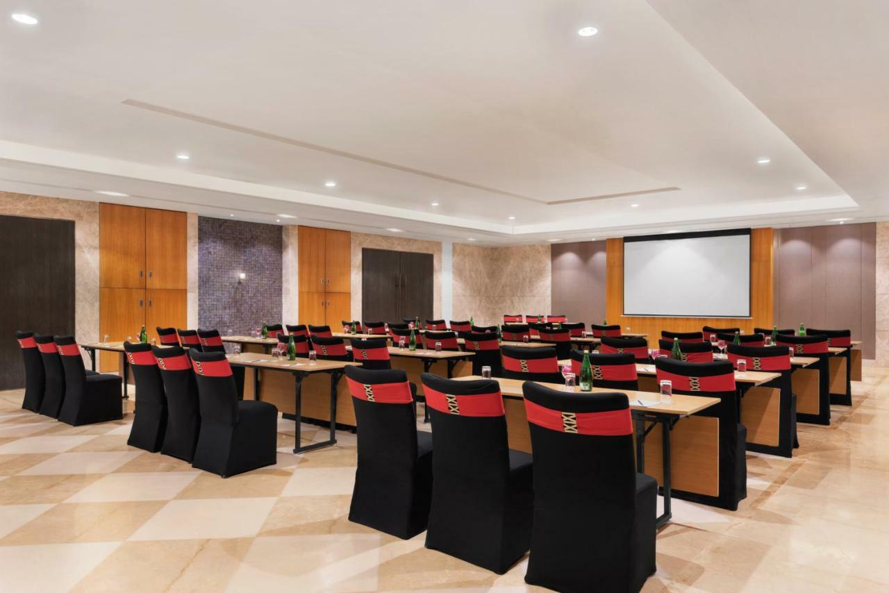 Hotel Ramada Plaza By Wyndham Lucknow Exterior foto