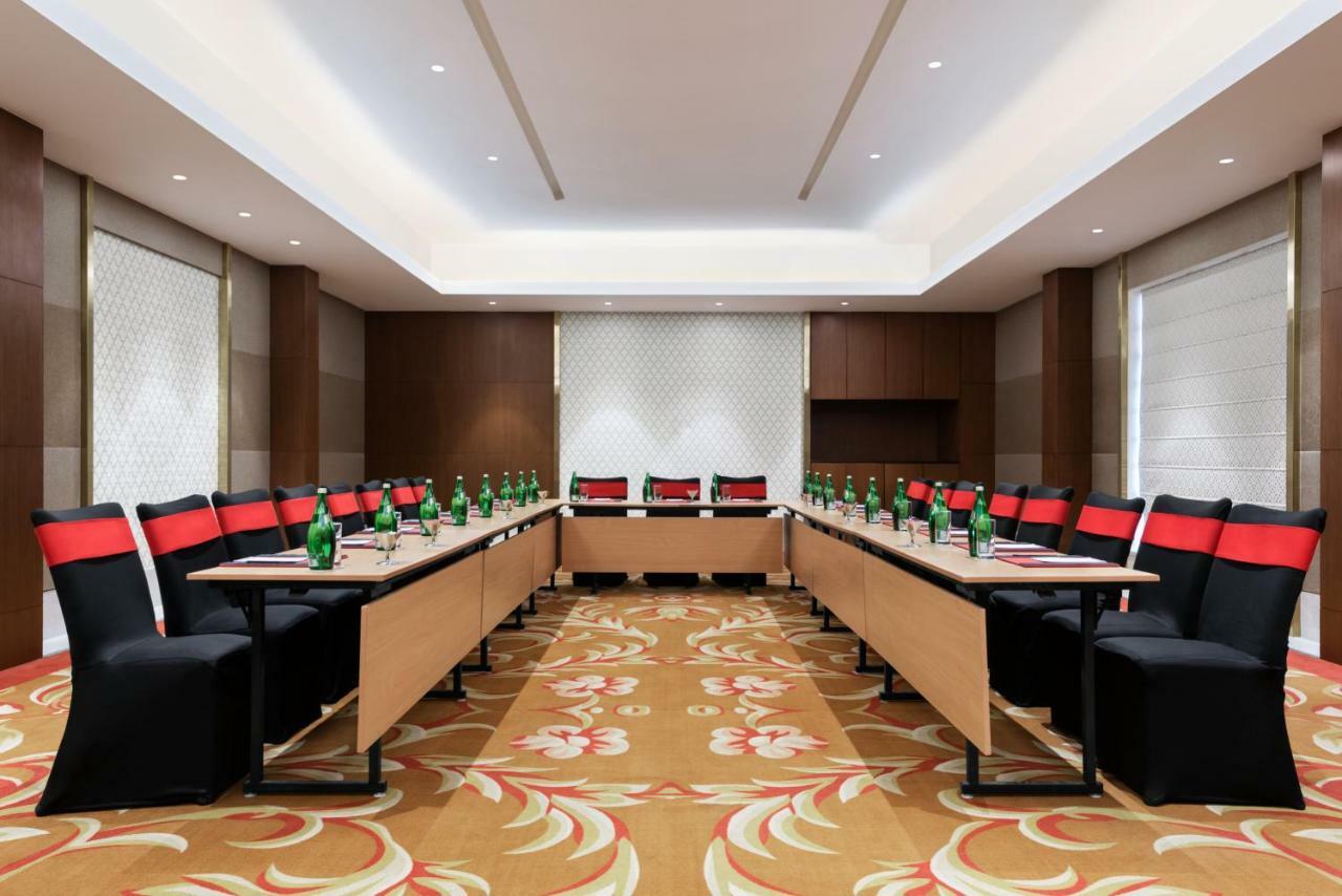 Hotel Ramada Plaza By Wyndham Lucknow Exterior foto